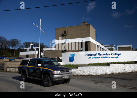 Loughs agency 4x4 en passant le National Fisheries College Greencastle Comté de Donegal en République d'Irlande Banque D'Images