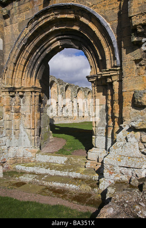 À la recherche à travers l'arche aux ruines de Byland Abbey à Wass dans le North York Moors National Park North Yorkshire UK Banque D'Images