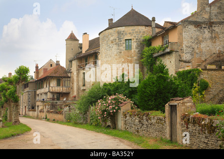 Le village médiéval de Noyers sur Serein en Bourgogne, France. Banque D'Images