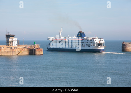 P&O Ferries qui traversent la Manche, Port Dover laissant à destination de Calais. Banque D'Images