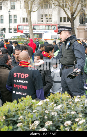 Tamil protester policier London Westminster Sri Lanka Banque D'Images