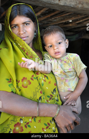 Une mère et son enfant, Poshina, Gujarat Banque D'Images