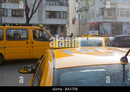 Les taxis jaunes dans la circulation Kadikoy Istanbul Turquie Banque D'Images