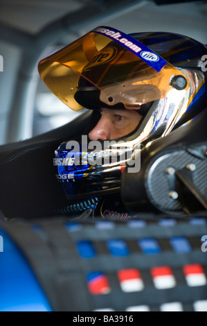 Le pilote de NASCAR Sprint Cup Kurt Busch est assis dans sa Dodge Charger dans le 3M Performance 400 au Michigan International Speedway 2008. Banque D'Images