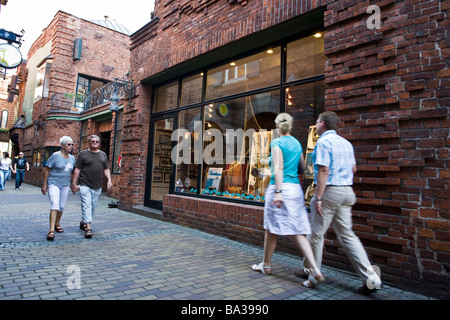 Les piétons dans la ville historique Boettcherstrasse Bremen Allemagne Août 2008 Banque D'Images