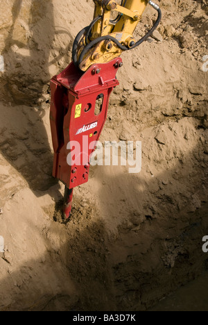 Marteau hydraulique fixée à une excavatrice sur chenilles utilisé pour briser le hard rock dans les excavations Banque D'Images