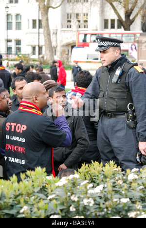 Tamil protester policier London Westminster Sri Lanka Banque D'Images