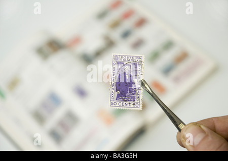 Une collection de timbres italiens Banque D'Images