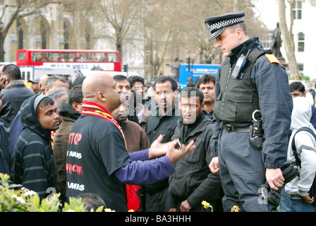 Tamil protester policier London Westminster Sri Lanka Banque D'Images