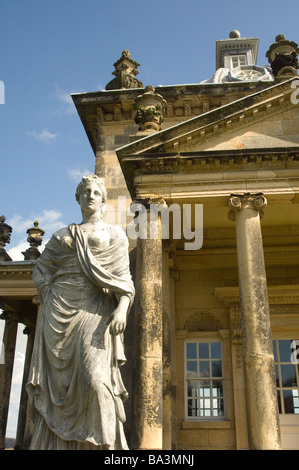 Statue et portique temple des quatre vents, Castle Howard, North Yorkshire, UK Banque D'Images