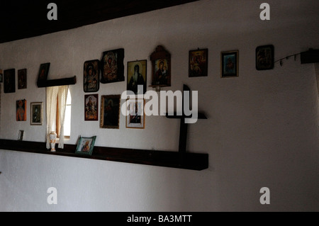 À l'intérieur d'une petite chapelle orthodoxe bulgare, Predela, rural en Bulgarie. Banque D'Images