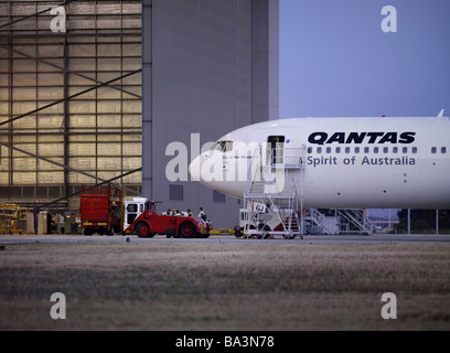 Avion QANTAS dans hangar d'entretien Banque D'Images