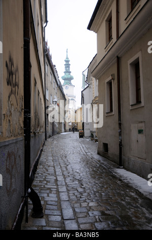 Vue vers le bas une rue dans la vieille ville de Bratislava, en hiver. Banque D'Images