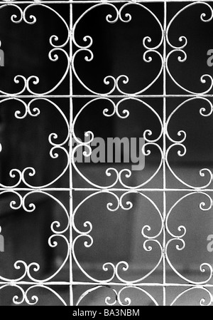 Années 70, photo en noir et blanc, symbolique, gate, gate, treillis, ornements en fer forgé Banque D'Images