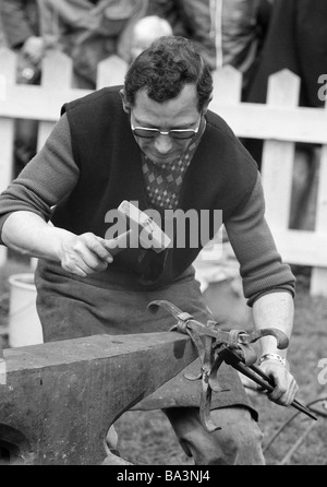 Années 70, photo en noir et blanc, de l'artisanat, fête de rue, fête foraine, marché Flachs à Krefeld, forgeage, orfèvre, âgés de 40 à 50 ans, D-Krefeld, D-Krefeld-Linn, Rhin, Bas-rhin, Rhénanie du Nord-Westphalie Banque D'Images