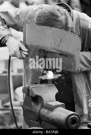 Années 70, photo en noir et blanc, de l'artisanat, fête de rue, fête foraine, marché Flachs à Krefeld, orfèvre forger avec masque de protection, soudure, D-Krefeld, D-Krefeld-Linn, Rhin, Bas-rhin, Rhénanie du Nord-Westphalie Banque D'Images