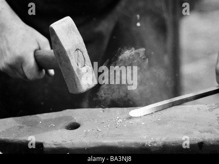 Années 70, photo en noir et blanc, de l'artisanat, fête de rue, fête foraine, marché Flachs à Krefeld, forgeage, orfèvre D-Krefeld, D-Krefeld-Linn, Rhin, Bas-rhin, Rhénanie du Nord-Westphalie Banque D'Images