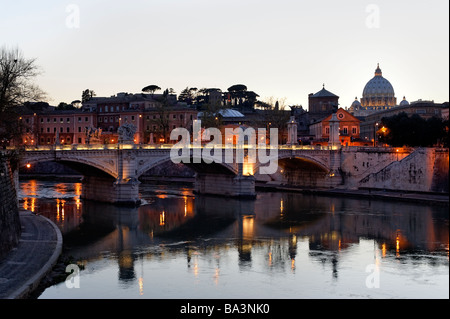 Vue du Ponte Sant'Angelo de St , Ponte Vittorio Emanuele traversant le Tibre à Rome. Vatican en arrière-plan Banque D'Images