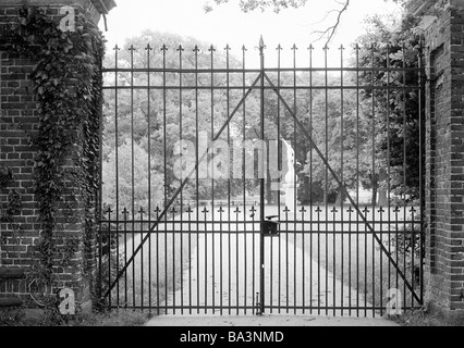 Années 70, photo en noir et blanc, porte du château, ferme, parc, château, statue de Darfeld, château à douves, D-Yalicifitlik, Rosendahl-Darfeld, Vechte, Dinkel, Baum Hills, Münster, Rhénanie du Nord-Westphalie Banque D'Images