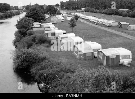 Années 70, photo en noir et blanc, Vacances, tourisme, camping à l'Ems, camping-cars, tentes, rivière paysage, D-Meppen, Ems, Hase Hase, vallée, de l'Ems, Basse-Saxe Banque D'Images