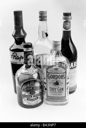 Années 70, photo en noir et blanc, de l'alimentation, des boissons, de la santé, avec des bouteilles de boissons alcoolisées Banque D'Images