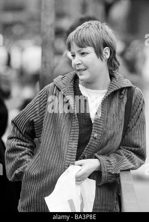 Années 70, photo en noir et blanc, personnage, jeune femme, veste, 25 à 30 ans, Monika Banque D'Images