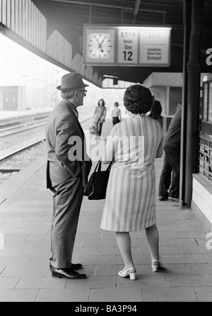 Années 70, photo en noir et blanc, les gens, vieux couple se dresse sur une plate-forme en attendant le train, gare, âgés de 60 à 70 ans, Katharina, Lindi, D-Oberhausen, Ruhr, Rhénanie du Nord-Westphalie Banque D'Images