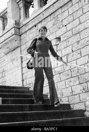 Siebziger Jahre, Menschen, junge Frau geht eine Steintreppe hinunter, Blois, Loiretal, Frankreich Banque D'Images