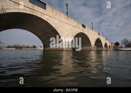 Pont de Chertsey Surrey en Tamise Banque D'Images