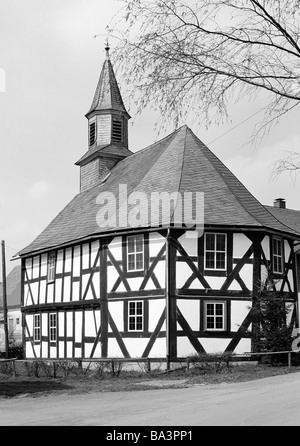 Achtziger Jahre, Religion, Christentum, Fachwerkkapelle Sassenhausen, Bad Berleburg, Wittgensteiner Land, Sauerland, Allemagne Banque D'Images