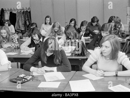 Années 70, photo en noir et blanc, de l'éducation, l'école, écolières dans une classe d'école pendant les cours, les filles âgées de 14 à 17 ans, en classe Banque D'Images