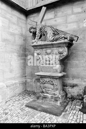 Années 1980, photo en noir et blanc, la religion, le christianisme, passion, chemin de croix, 9ème station, Jésus tombe pour la troisième fois, statue, Église Saint Veit, D-Iphofen, Steigerwald, Basse Franconie, Bavière Banque D'Images