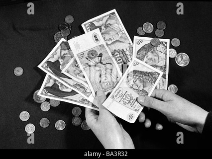 Années 1980, photo en noir et blanc, de l'économie, des finances, de l'argent allemand, Deutsche Mark, mains tenant billets, pièces Banque D'Images