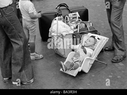Annees 70 Photo En Noir Et Blanc Des Vacances Du Tourisme De L Aeroport De Dusseldorf Terminal A L Arrivee De Personnes Avec Bagages Siege Pour Enfants Avec Un Bebe Se Trouve A Cote De La Valise Et Sacs De Voyage De 6 A 12 Mois D Dusseldorf Rhin