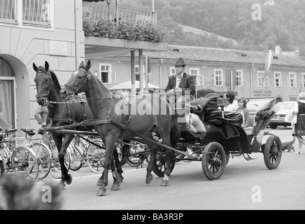 Années 70, photo en noir et blanc, Vacances, tourisme, fiacre, en calèche avec les touristes, l'Autriche, Salzbourg Banque D'Images