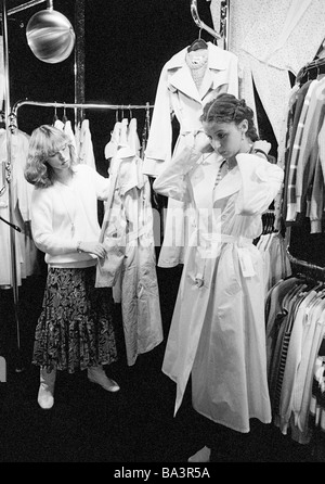 Années 1980, photo en noir et blanc, de l'économie, le commerce de détail, de la clientèle et vendeuse dans une boutique de mode, de 20 à 30 ans Banque D'Images