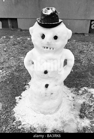 Années 70, photo en noir et blanc, hiver, météo, neige, bonhomme de neige Banque D'Images