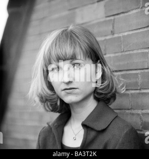 Années 70, photo en noir et blanc, les gens, young girl, portrait, âgés de 20 à 25 ans, Petra Banque D'Images