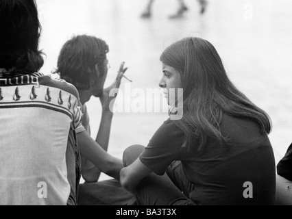 Années 70, photo en noir et blanc, personnage, jeune fille, perdu dans ses pensées, Weda, Espagne, Valencia, âgés de 20 à 25 ans Banque D'Images