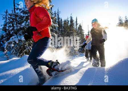 Trois jeunes femmes en raquettes profiter de l'extérieur près de Homer, Alaska en hiver. Banque D'Images