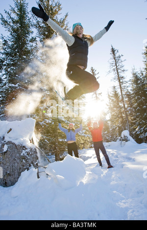 Trois jeunes femmes en raquettes profiter de l'extérieur près de Homer, Alaska en hiver. Banque D'Images