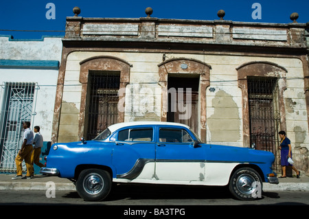CUBA Camagüey Scène de rue avec une voiture américaine à partir de la 1950 s Mars 2009 Banque D'Images