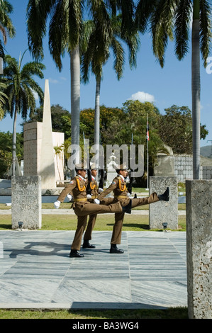 CUBA Santiago de Cuba Changer les gardiens du mausolée de Jose Marti dans le cimetière Santa Ifigenia Mars 2009 Banque D'Images