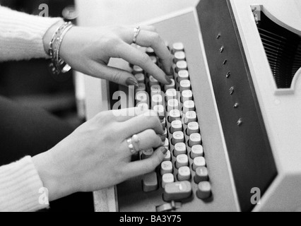 Années 70, photo en noir et blanc, de l'économie, travail, profession, commis de bureau types sur une machine à écrire, les mains Banque D'Images