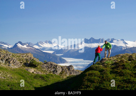 Couple hiking on ridge Mtns côte w/Mendenhall Glacier Alaska du Sud-est de la forêt nationale de Tongass Banque D'Images