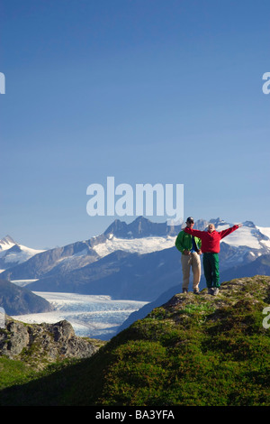 Couple hiking on ridge Mtns côte w/Mendenhall Glacier Alaska du Sud-est de la forêt nationale de Tongass Banque D'Images