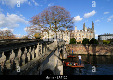 Barques à Clare Bridge, Angleterre Cambridge UK Banque D'Images