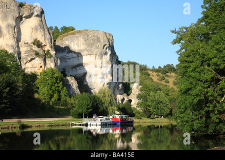 Bateaux du canal au rochers du Saussois sur le Canal du Nivernais, l'Yonne en Bourgogne, France. Banque D'Images