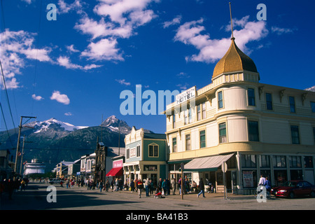 Les touristes au centre-ville de Skagway w/Norwegian Cruise navire amarré au bout de la rue au sud-est de l'automne AK Banque D'Images