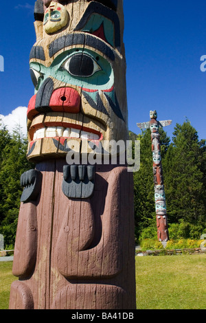 Totems @ Saxman village près de Ketchikan Alaska du Sud-est de la forêt nationale de Tongass d'été Banque D'Images